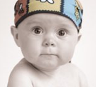 glad bebis fotad av barnfotograf Stockholm 